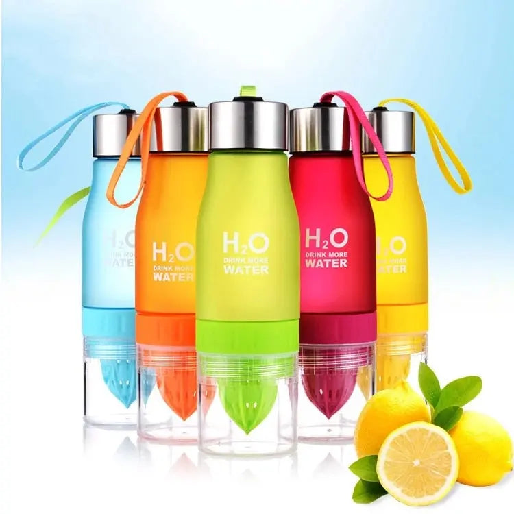 Fitness-6 H²O Fruit Infuser Water Bottle with lemon slices in a 650ml BPA-free plastic bottle for flavored hydration.